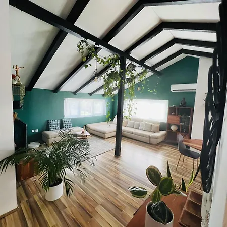 Stylish Attic Apartment *
